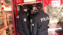 İstanbul’da polis sokağa çıkma yasağına uymayan yaşlıları uyardı
