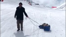 ERZURUM Hasta buzağıları bidondan yaptığı kayak ile taşıdı