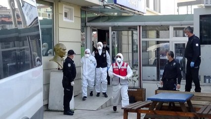 Hastanede güvenlikçileri bıçaklayan şahıs beyaz tulum ve maske ile adliyeye sevk edildi