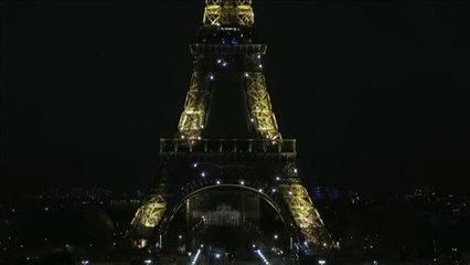 Tải video: La Torre Eiffel homenajea a los trabajadores sanitarios que luchan contra el coronavirus