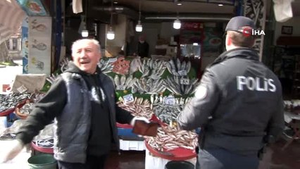 İstanbul'da polis sokağa çıkma yasağına uymayan yaşlıları uyardı