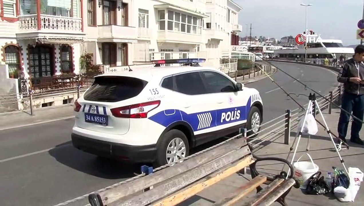 Polis ekiplerinin anonslarına aldırış etmediler... Balıkçılar öğle saatlerinde Arnavutköy sahiline akın etti