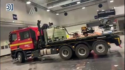 Así desinfecta un camión de la UME el interior de Ifema