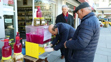 Çubuklu turşuculardan vatandaşlara ücretsiz turşu suyu ikramı - ANKARA