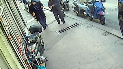 Korona virüsü bahane edip yaşlı adamı "kolonya" uzatıp gasp eden şahıs kamerada