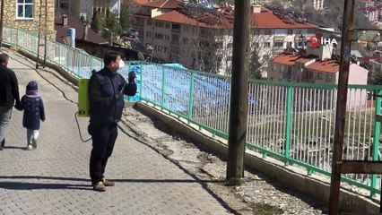 Karaman’da iki muhtar mahallelerini kendi imkanları ile dezenfekte etti