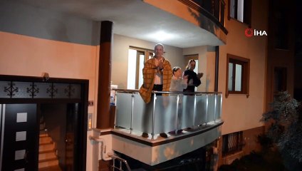 Başkan Babaoğlu ailesi ve komşularıyla birlikte alkış gönderip, vatandaşlara seslendi