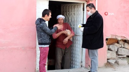 Sokağa çıkmayan yaşlıların ihtiyaçları muhtardan