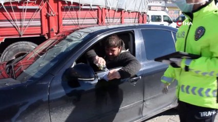 Sürücüler, polis ve jandarmadan kimliklerini kolonyayla temizleyerek aldı