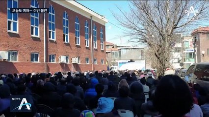 중단 권고에도 ‘다닥다닥’ 예배…행정명령 검토