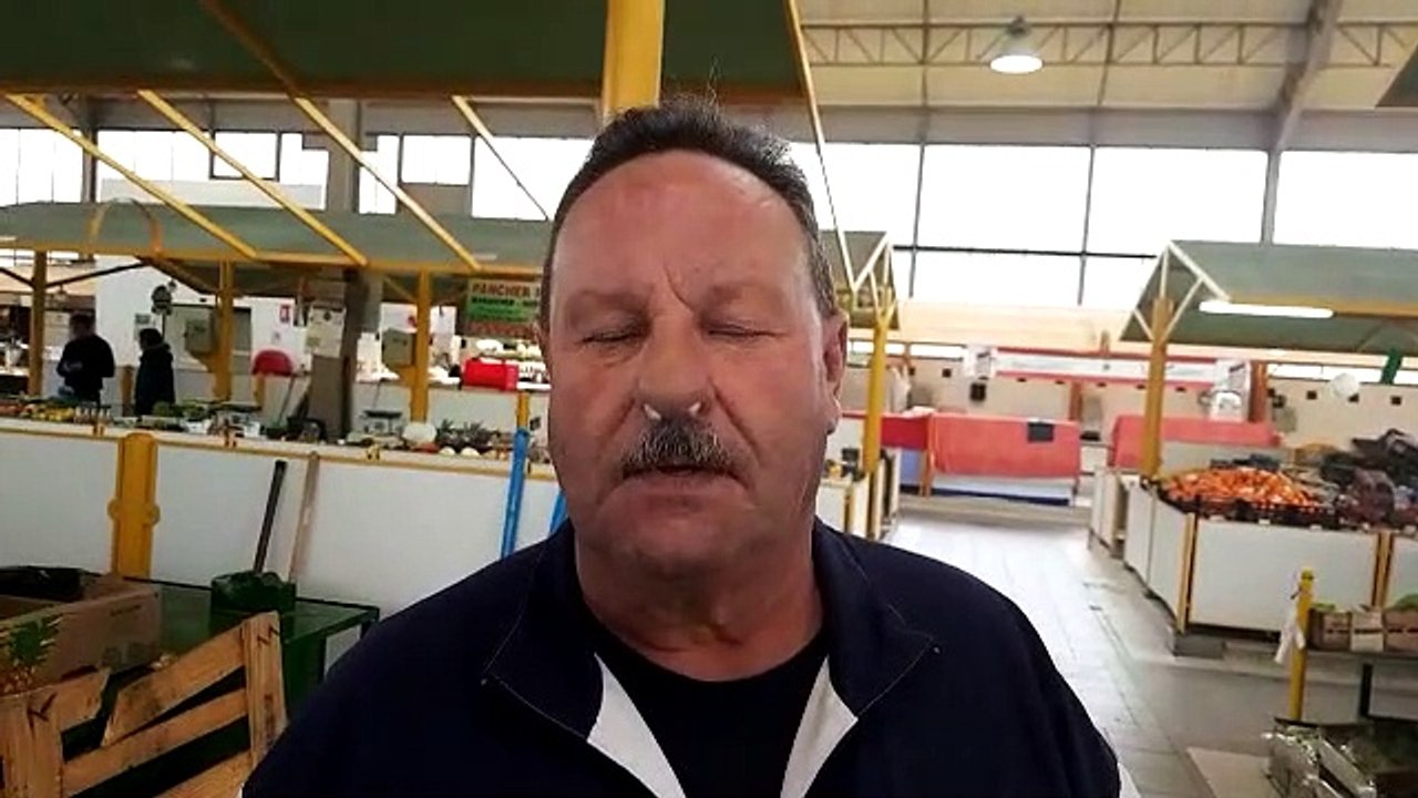 Au marché des Vosges de Belfort, Patrick filtre l'air directement avec du coton dans les narines