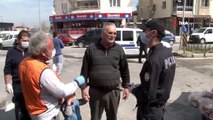 Polis semt pazarlarında yaşlı vatandaşlara kimlik kontrolü yaptı