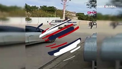 Mardin'de inanılmaz görüntü... Kapının üzerine oturup, kamyoneti ayaklarıyla kullandı