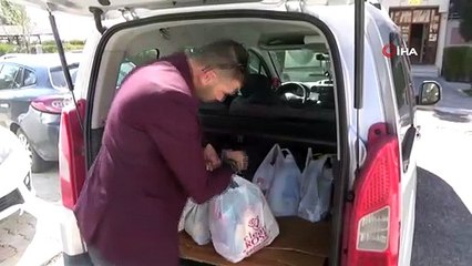 Mahalle muhtarı yaşlıları kapı kapı gezerek ihtiyaçlarını karşılıyor