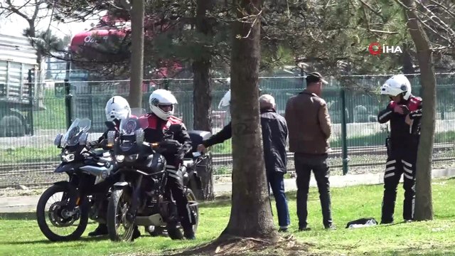 Parkları dolaşıp teker teker uyardılar... Polis ekipleri 65 yaş üstü vatandaşlar için teyakkuza geçti