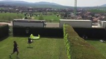 Merida vs Navas, un tennis-ballon avec la haie de jardin comme filet - Foot - WTF