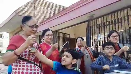 मथुरा: जनता कर्फ्यू में तालियां और थालियां बजाकर किया अभिवादन, देखें वीडियो