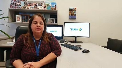 שוטרי משטרת ישראל מודיעים לעסקים שעליהם להסגר בעת חירום