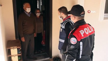 Descargar video: Yaşlıların siparişlerini evlerine polisler teslim ediyor