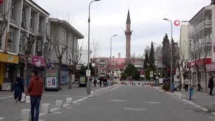 Uşak'ta evlerinden çıkamayan yaşlılara yardım kolilerini polis götürdü