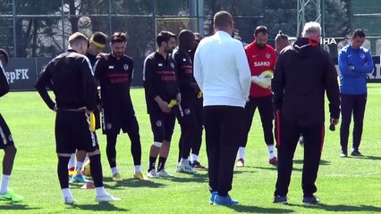 'Korona virüs abartılıyor' dedi, özel jetle Türkiye'yi terk etti