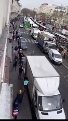 Les images du marché de Belleville à Paris blindé de monde indigne profondément