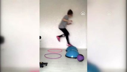 Neslihan Yiğit ve Özge Bayrak, antrenmanlarını evlerinde sürdürüyor