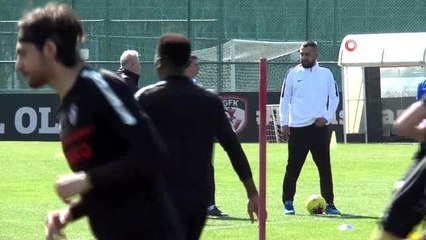 "Korona virüs abartılıyor" dedi, özel jetle Türkiye'yi terk etti
