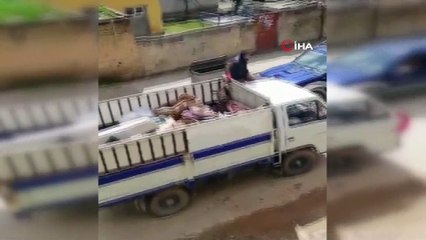 Seyir halindeki kamyoneti kullanmayı bırakıp üstüne çıktı...İşte o şok eden anlar