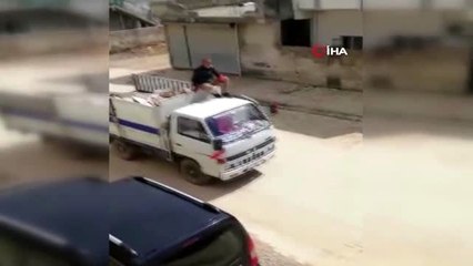 Seyir halindeki kamyoneti kullanmayı bırakıp üstüne çıktı...İşte o şok eden anlar