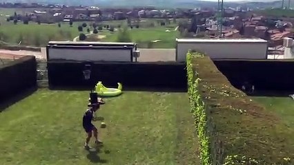 Un ratito tenis balon entre Raul Navas y su vecino Fran Merida