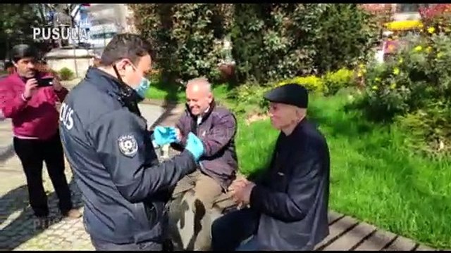 Polis, yaşlılara kolonya ikram edip eve gönderdi