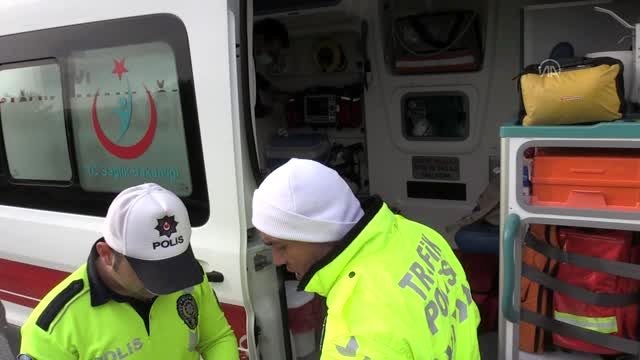 Anadolu Otoyolu'nun Düzce kesiminde bariyerlere çarpan araçtaki 5 kişi yaralandı