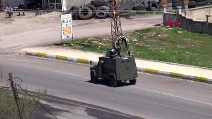 MARDİN Derik'te polis 65 yaş üzeri için 2 dilde anons yaptı, banklar kaldırıldı