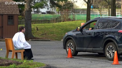 Coronavirus-Krise: Blumen per Drohne - Beichten im Auto