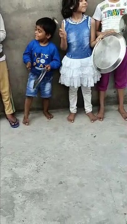 इटावा: बच्चो ने बजाई थाली और ताली, जनता कफ्यू का किया स्वागत