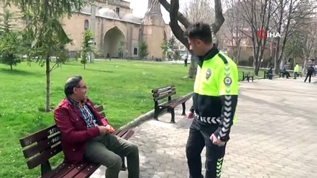 Polisi görünce kaçmaya çalışan yaşlı vatandaş: “3 gündür dışarı çıkmıyorum, sadece balık alıp alacağım”