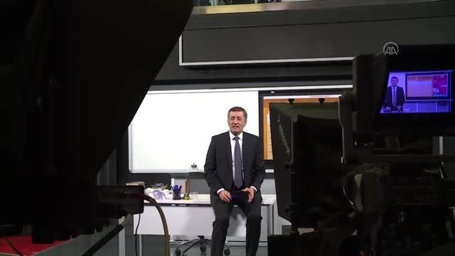 Milli Eğitim Bakanı Ziya Selçuk, TRT-EBA TV'deki ilk ders için kamera karşısına geçti
