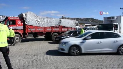 Sürücüler, polis ve jandarmadan kimliklerini kolonyayla temizleyerek aldı