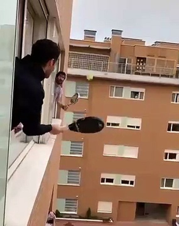 Coronavirus : Ils jouent au tennis à distance depuis leur terrasse