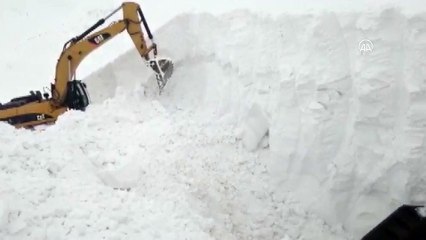 Kar kalınlığının 10 metreyi bulduğu bölgede ekiplerin zorlu mesaisi - HAKKARİ