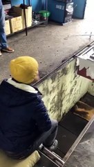 Koronavirüsten korunmak için böyle tavla oynadılar