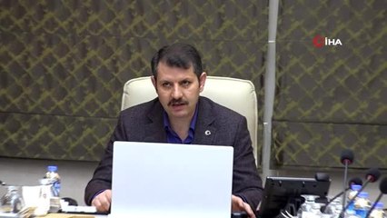 Evden çıkamayan yaşlıların yardımına koşuyorlar