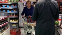 Merkel'in kendini karantinaya almasının ardından alışveriş yaptığı marketteki Almanlar panik oldu