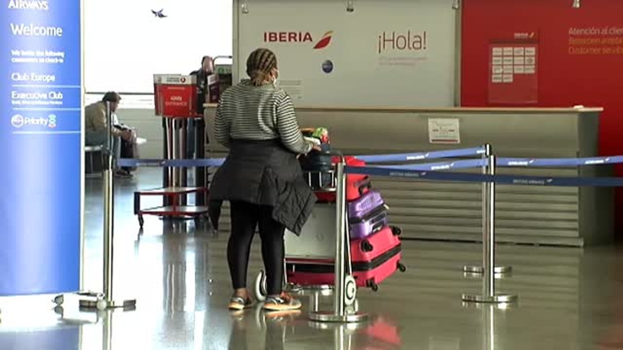 El Ejército se despliega en el aeropuerto de Loiu para su desinfección