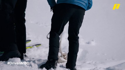 رياضة التزحلق على الثلج.. عبدو وعبد الله يجران أحد المتسابقين بالسيارة