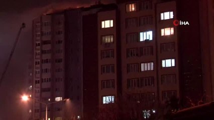 Beylikdüzü'nde 15 katlı binanın çatısı alev alev yandı