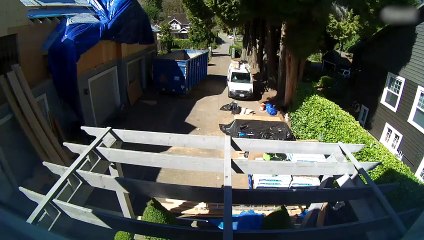 Sans prévenir, cet arbre tombe d'un coup sur la maison !