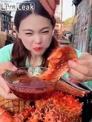 Regardez la taille des animaux qu'elle mange !