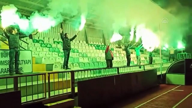 Taraftarlar, sağlık çalışanlarına destek için meşale yakıp tezahürat yaptı - MUĞLA